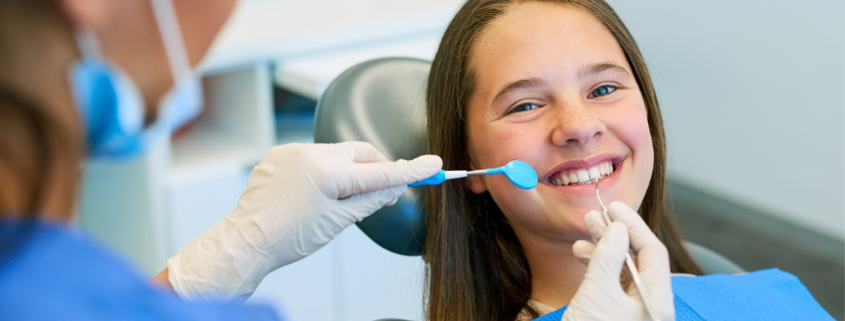 Menina do dentista fazendo higiene bucal