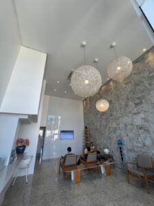 Recepção moderna da clínica odontológica Barini em Goiânia